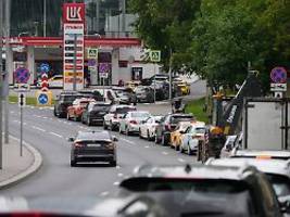 drohnen treffen raffinerien: in russland wird benzin zur mangelware