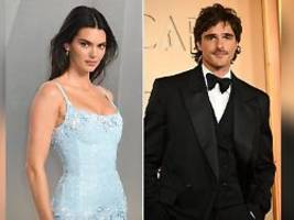 lächerlich und übertrieben: kendall jenner und jacob elordi fliegen mit tarnversuch auf