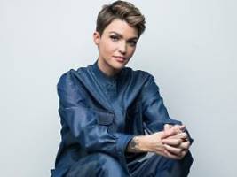 rip für meine rippen: ruby rose stürzt verhängnisvoll am pool