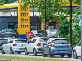 Schlangen an Tankstellen: Spritpreise steigen schon vor Ende des Tankrabatts kräftig