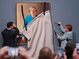 tut dem museum bestimmt gut: merkel hängt auf augenhöhe