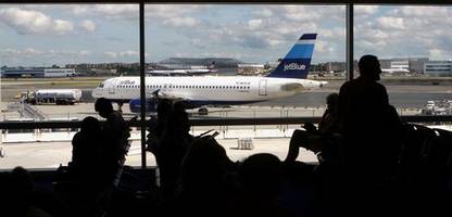 Passagiermaschine offenbar beim Anflug auf New Yorker Flughafen von Drohne getroffen