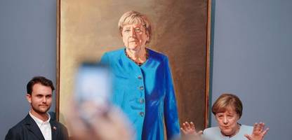 angela merkels porträt für kanzlergalerie in berlin enthüllt