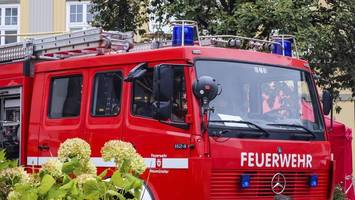 große lagerhalle in neumünster brennt – bahnstrecke hamburg–kiel gesperrt
