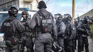 mann deponiert pistole in supermarkt-schließfach – spezialkräfte im einsatz
