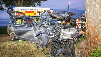 Schwerer Unfall im Kreis Pinneberg: Autofahrer über eine Stunde eingeklemmt