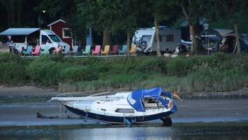 segeljacht läuft auf grund: kapitän muss stundenlang im boot ausharren