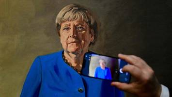 „Spuren der Macht“: Womit Merkels Gemälde junge Besucher anlocken will