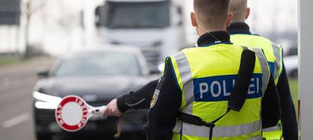 syrer aus augsburg half beim schleusen: 23 flüchtlinge eingepfercht in einem kleinbus