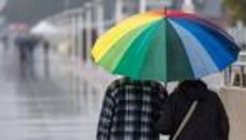 wetter: unwetter entwurzelt bäume und schwemmt schutt auf straßen