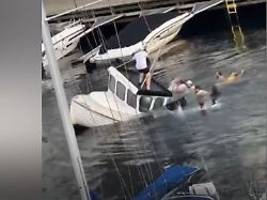 party fällt ins wasser: junggesellen kippen motorboot mit blödsinns-aktion