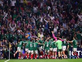 soll england doch kommen!: bier fliegt durch die luft: mexiko zerrupft dfb-schreck und brüllt coup herbei