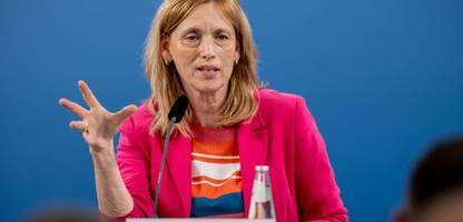 »demokratie leben«: karin prien will bei demokratieprojekten verfassungsschutz einbeziehen