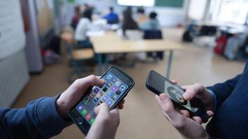 Letzte Schule in Elmshorn führt Handyverbot ein – aber nicht für alle