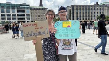 in großer sorge: eltern gehen gegen reform der schulbegleitung auf die straße