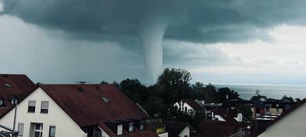 Riesige Wasserhose über dem Bodensee sorgt für spektakuläre Bilder
