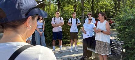 Studenten inspizieren die Flugplatzheide