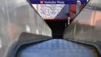 Angriff mit Stichwaffe: Frau in U-Bahn niedergestochen - Täter auf der Flucht