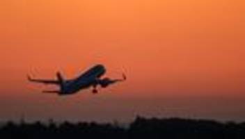 Reiseverkehr: Beginn der Sommerferien - Flieger steuern den Süden an