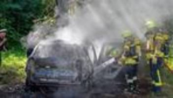 Unfälle: Auto prallt gegen Baum und brennt - ein Mensch stirbt