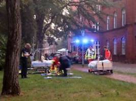 dutzende verletzte: dachstuhl von krankenhaus nahe schwerin geht in flammen auf