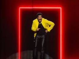 nach schwindelanfall : lionel richie steht nach klinikaufenthalt wieder auf der bühne