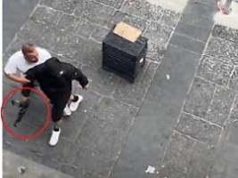 Tumulte, Schüsse und Panik: Vermummter zieht mit Sturmgewehr durch Neapel