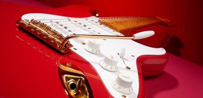fender und der kampf um die stratocaster: männer, die auf gitarrenkörper starren