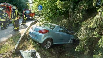 Auto prallt gegen Baum – Fahrer erleidet schwerste Verletzungen
