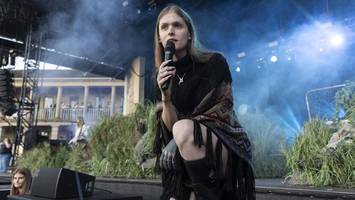 ethel cain im hamburger stadtpark: sie singt düster, intim, voller energie
