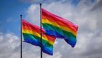 250 Jahre USA: Regenbogenfahnen wehen zum US-Jubiläum an Nationalgalerie