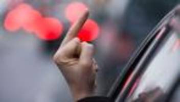 andere gefährdet: rechts überholt und mittelfinger gezeigt - raser gestoppt