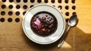Kalte Kirschsuppe: Mit der is’ gut Kirschen essen