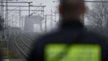 Kriminalität: 29-Jähriger greift Bahnmitarbeiter bei Kontrolle an