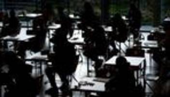 schuljahr 2025/26: tausende schüler feiern abschlüsse und starten in die ferien