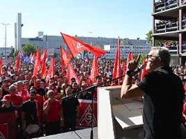 konzern will arbeitszeit erhöhen: 33.000 beschäftigte demonstrieren gegen mercedes-sparpläne