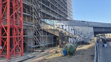 Kuriose Architektur: Neubau entsteht zwischen alten Brückenresten