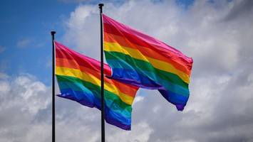 Neue Nationalgalerie gratuliert den USA mit der Regenbogenfahne