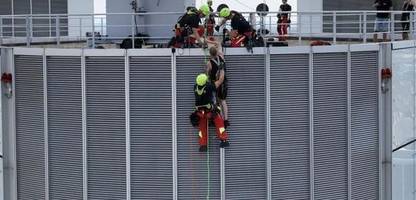 frankfurt am main: feuerwehr rettet fensterputzer am commerzbank-tower
