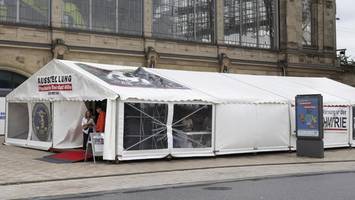 riesenzelt und demo: scientology-gruppe sorgt in der hamburger city für aufsehen