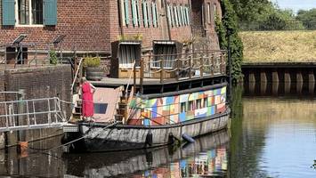 Übernachtung auf dem Wasser: Schwimmendes Ferienhaus mitten in der Altstadt