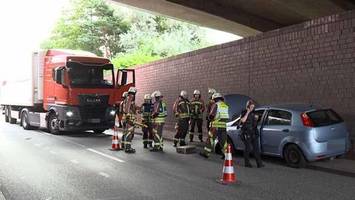unfall mit lkw am krohnstiegtunnel – autofahrerin im krankenhaus