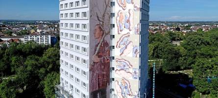 Kunst, die herausragt: Die Malereien am „Peacetower“ sind jetzt vollständig