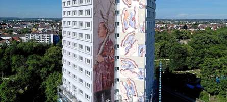 Kunst, die herausragt: Die Malereien am „Peacetower“ sind jetzt vollständig