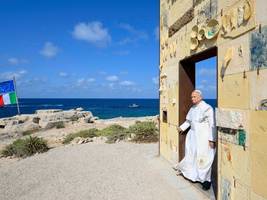 Papst auf Lampedusa: „Unsichtbare Mauer zwischen dem Meer der Schiffbrüchigen und jenem der Urlauber“