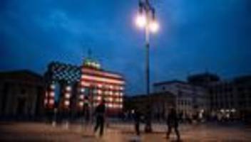 Berliner Wahrzeichen: Brandenburger Tor zum 250. US-Jahrestag in Rot-Weiß-Blau