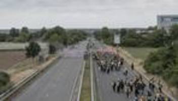 Demonstrationen in Erfurt: »Schauen Sie uns an, von uns geht keine Gewalt aus«