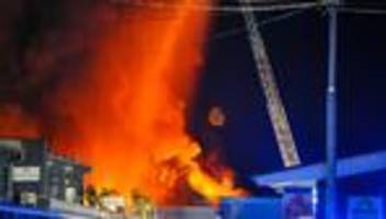 großeinsatz der feuerwehr: brand auf stuttgarter großmarkt unter kontrolle