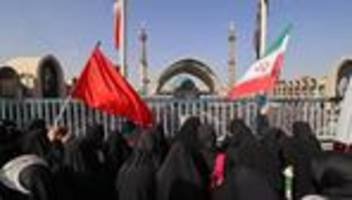 trauerfeier in teheran: Öffentliche trauerfeier für ali chamenei hat in teheran begonnen