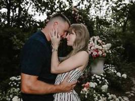 Adam Sandler traute das Paar: Taylor Swift und Travis Kelce sind verheiratet